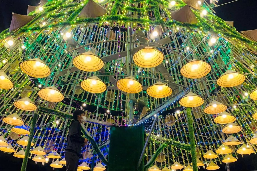 Cận cảnh cây thông Noel làm từ hàng nghìn cây nứa, nón lá ở Nghệ An