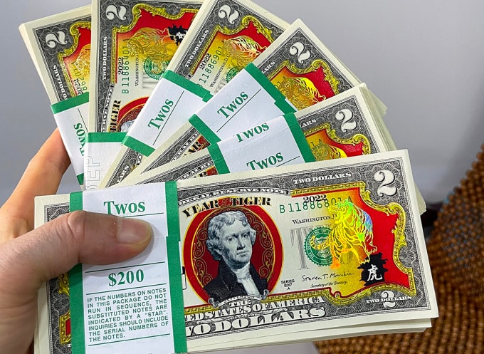 Tiền và bao lì xì hình hổ mạ vàng giá đắt đỏ