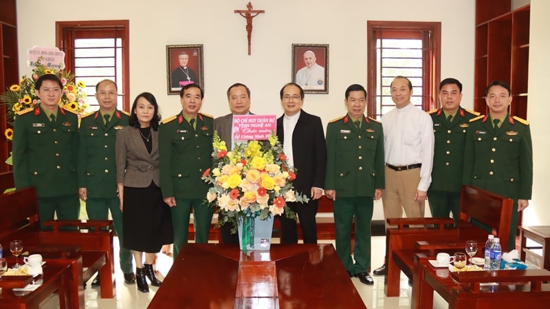Bộ Chỉ huy Quân sự tỉnh chúc mừng Tòa giám mục giáo phận Vinh và các Giáo xứ