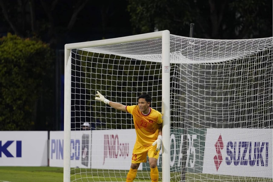 Thủ môn Nguyên Mạnh - điểm sáng trên đất Singapore