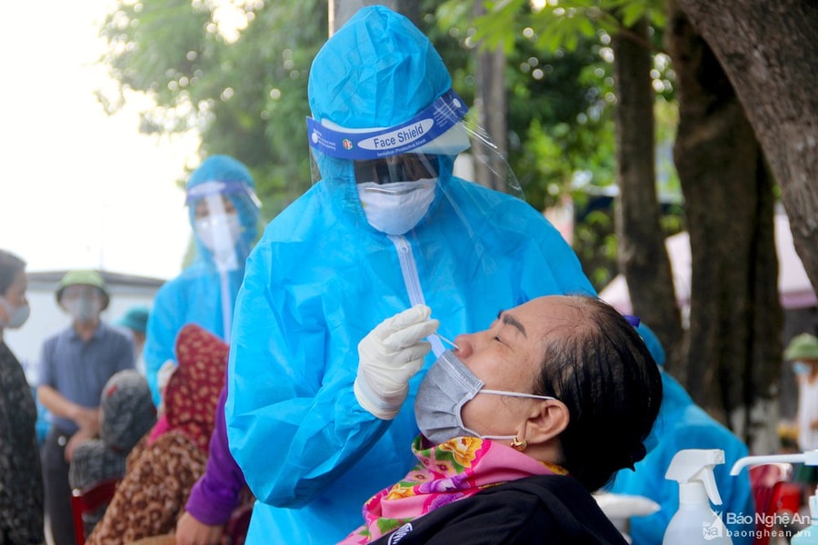 Xuất hiện 2 ca nhiễm Covid-19 cộng đồng bán hàng rong trước cổng chợ đầu mối Vinh