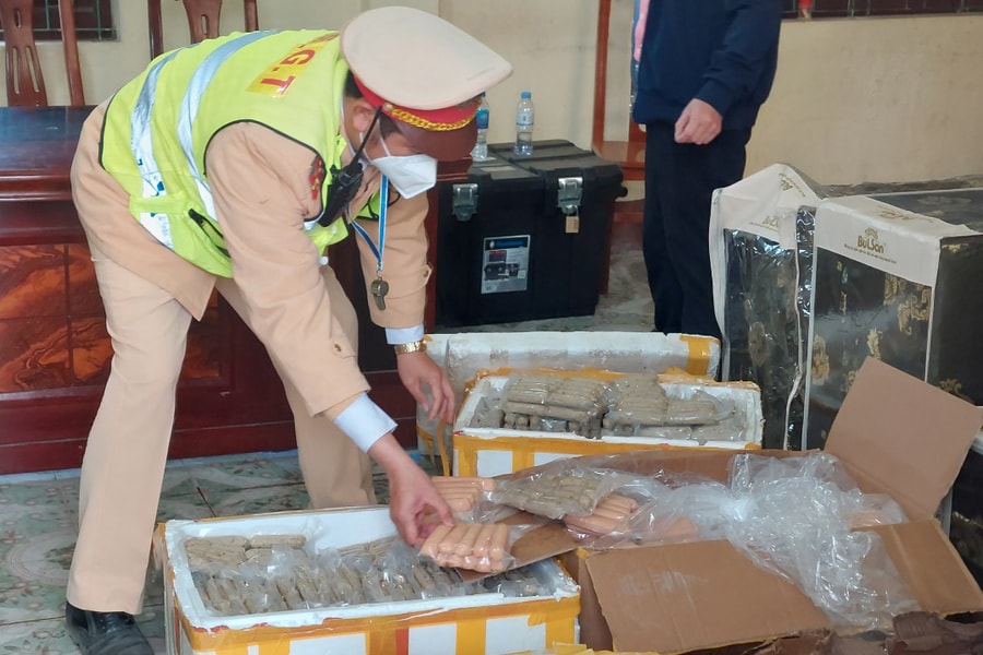 Phát hiện xe khách vận chuyển 5 tạ xúc xích, giò chả bốc mùi