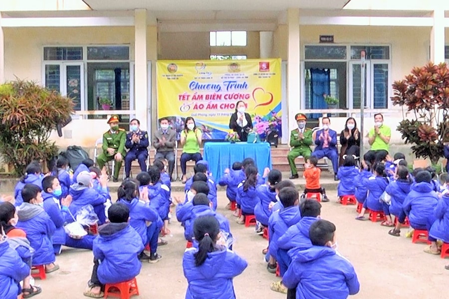 Trao quà Tết cho người nghèo tại Quế Phong và Quỳ Hợp