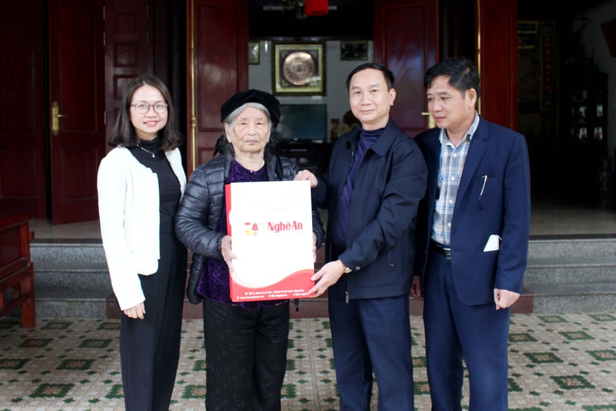 Báo Nghệ An thăm, tặng quà Tết Mẹ Việt Nam anh hùng 