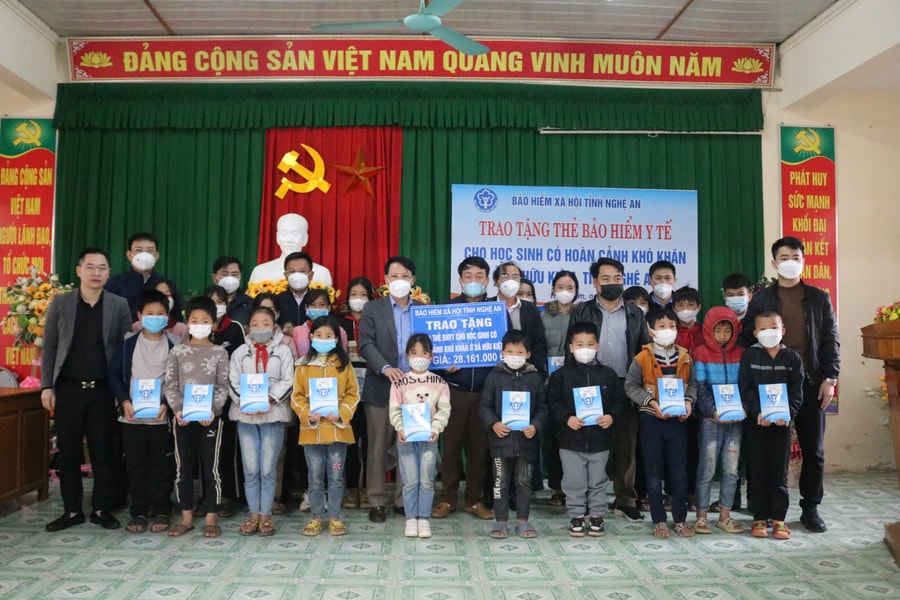 BHXH Nghệ An trao 100 thẻ BHYT cho học sinh nghèo vùng cao