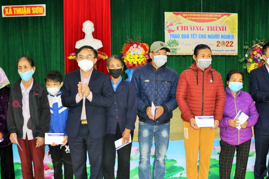 Trưởng Ban Dân vận Tỉnh ủy trao quà Tết cho người nghèo ở Đô Lương