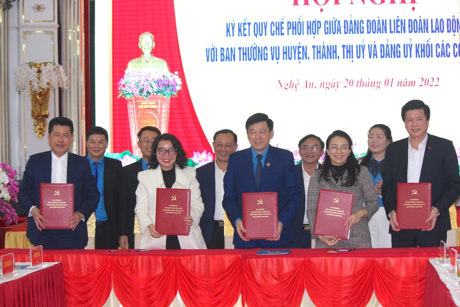 Ký kết quy chế phối hợp giữa Đảng đoàn LĐLĐ tỉnh với cấp ủy các huyện, ngành