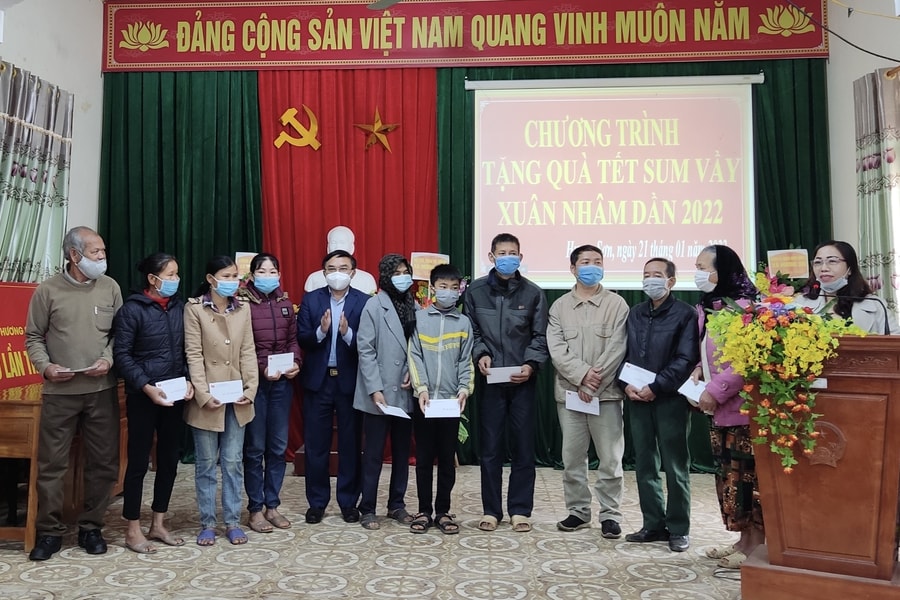 Ban Dân vận Tỉnh ủy và Đảng ủy Khối Doanh nghiệp tặng quà Tết tại Tân Kỳ