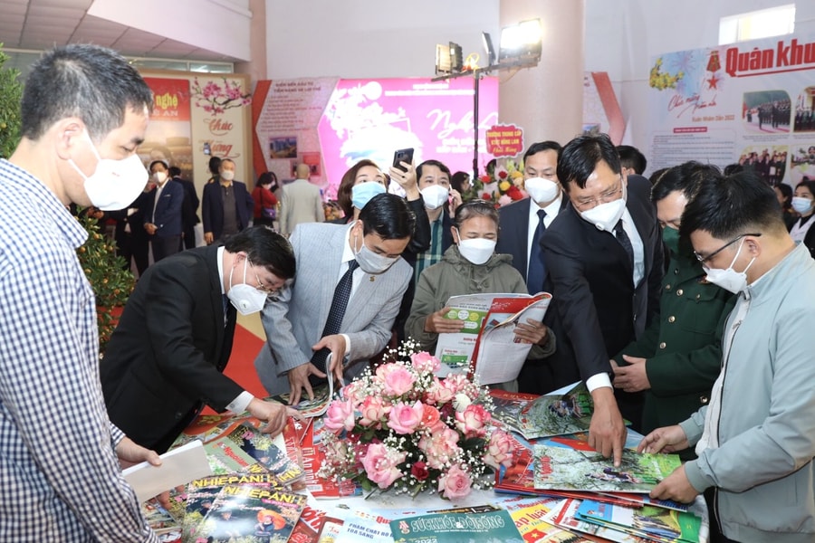 Nghệ An: Gần 1.000 ấn phẩm tham gia 'Bìa báo, tạp chí Tết, gian trưng bày đẹp' tại Hội báo Xuân 2022