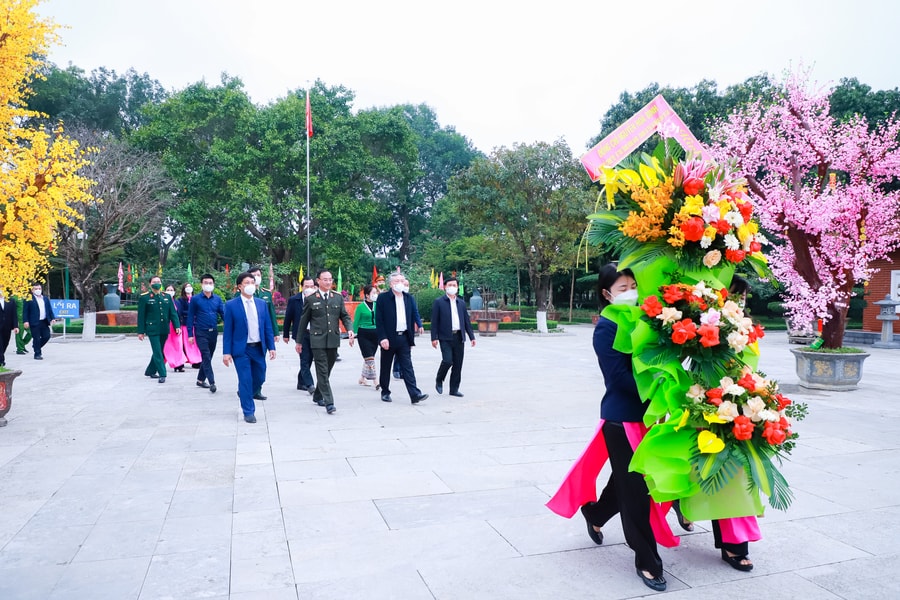 Chánh án Tòa án nhân dân tối cao Nguyễn Hòa Bình dâng hương tại Khu Di tích Kim Liên