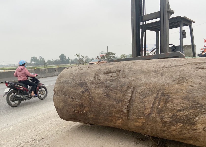 Lấn chiếm lòng, lề đường tập kết gỗ, vật liệu xây dựng gây mất ATGT