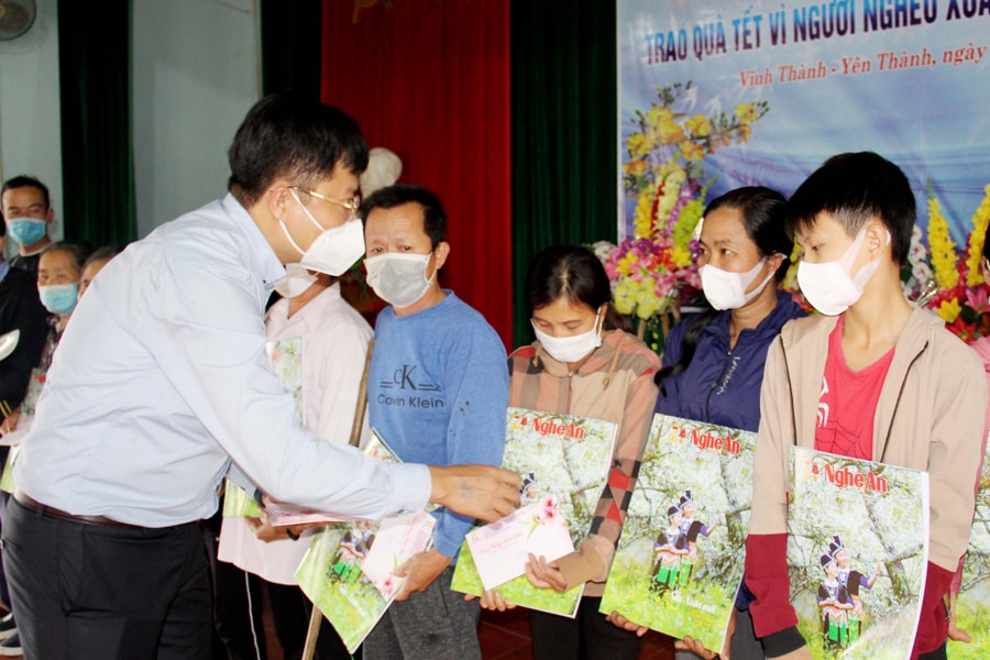 Báo Nghệ An và Công ty CP Xây dựng Tân Nam trao quà Tết cho người nghèo ở Yên Thành
