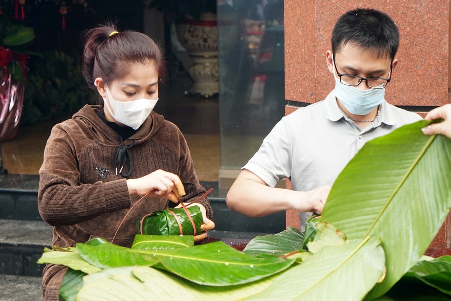 Bệnh viện Đa khoa Cửa Đông gói 7.000 chiếc bánh chưng tặng người bệnh và cán bộ, nhân viên