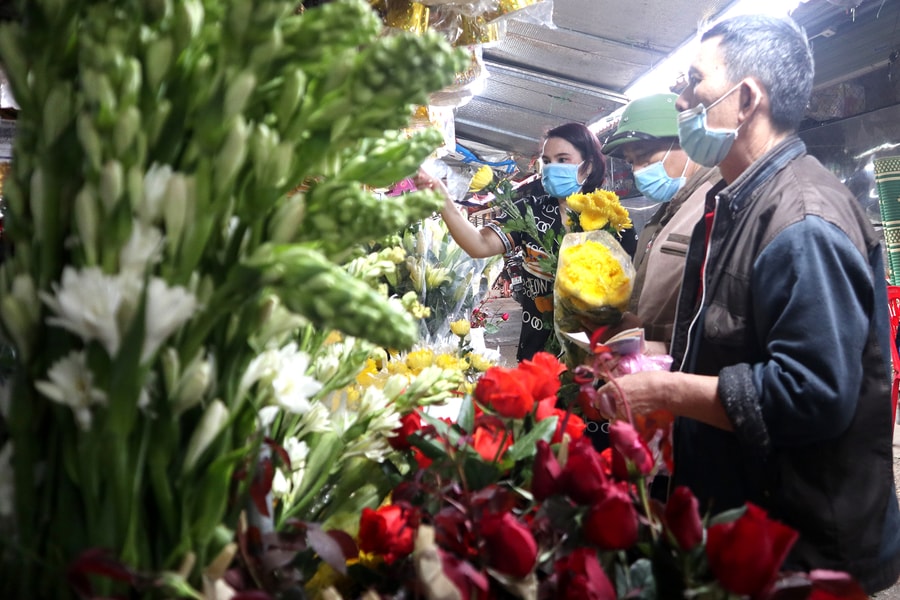 Cá chép dồi dào, trái cây tăng giá nhẹ dịp Tết ông Táo