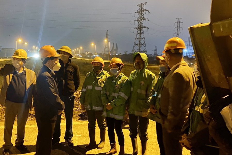 Đồng chí Nguyễn Văn Thông động viên, chúc Tết công nhân vệ sinh môi trường trong đêm Giao thừa