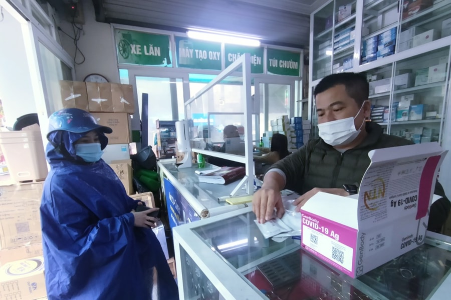 Nghệ An: Bộ test nhanh SARS-CoV-2 đắt hàng