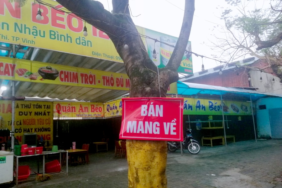 TP.Vinh: Hàng quán treo biển bán mang về khi dịch Covid-19 diễn biến phức tạp