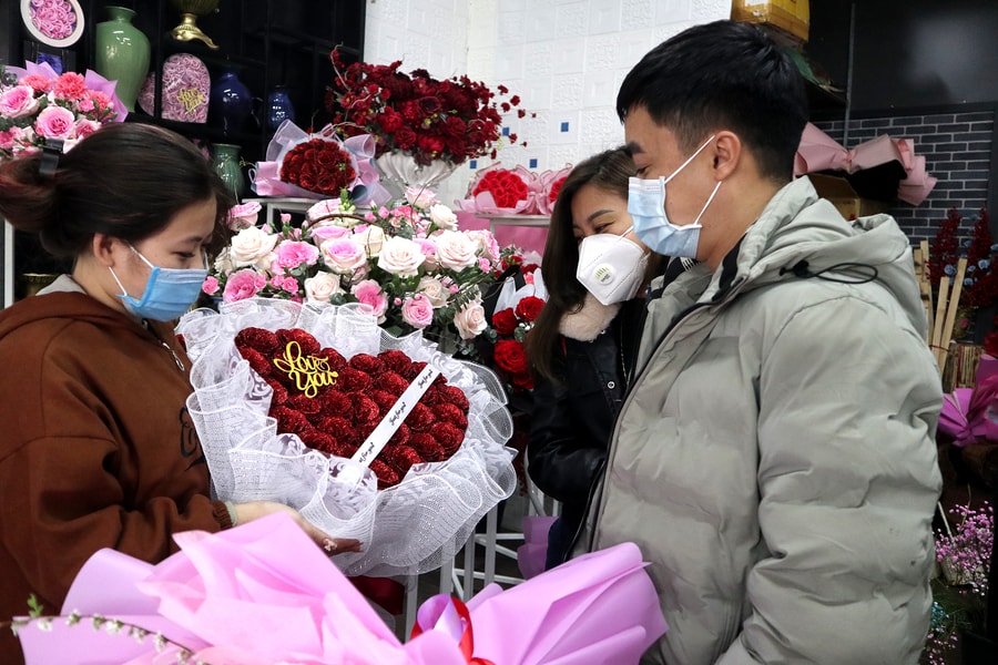Thị trường Valentine: Cửa hàng vắng khách, kênh online sôi động