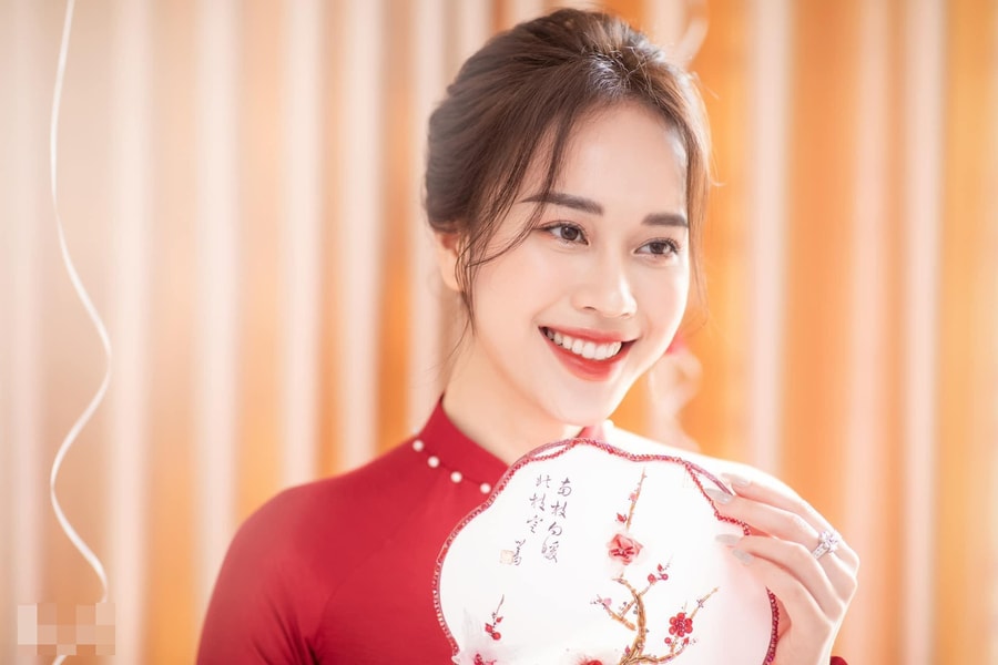 MC xinh đẹp nhất nhì VTV đốn tim fan với nụ cười tỏa nắng 