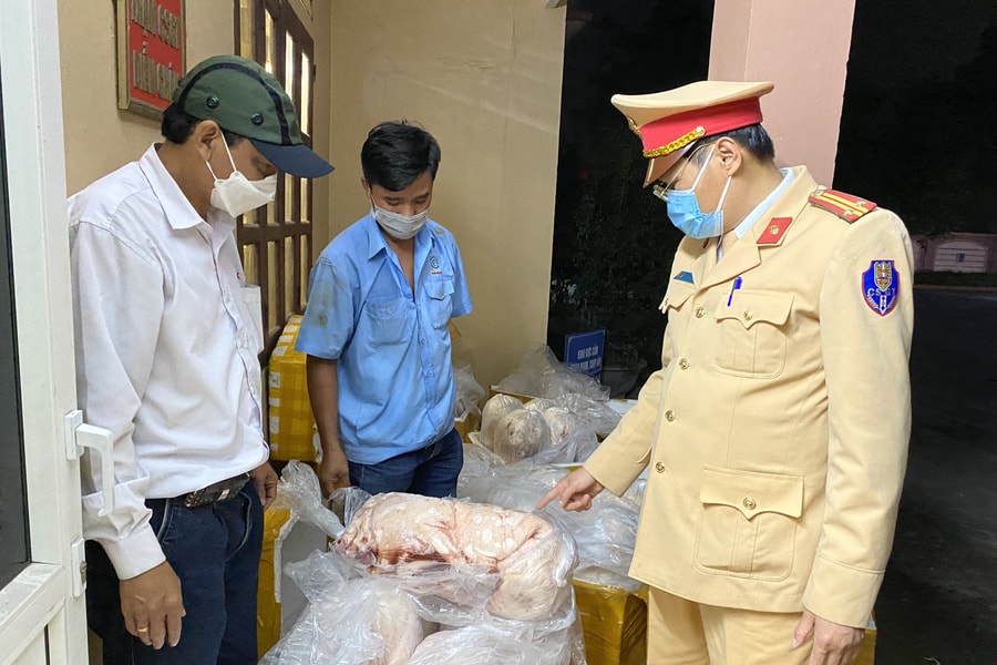 Xử lý xe khách vận chuyển 04 tạ thịt lợn hôi thối