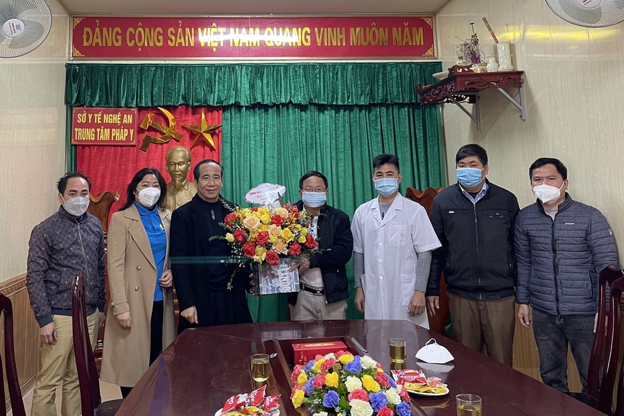 Công đoàn ngành Y tế thăm hỏi, động viên cán bộ y, bác sĩ nhân ngày Thầy thuốc Việt Nam 27/2 
