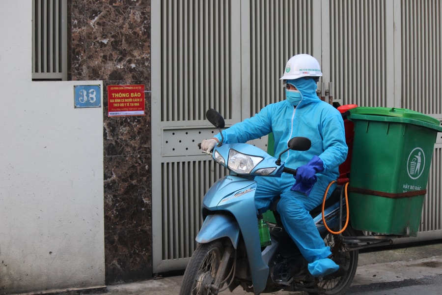 Đội chuyên thu gom rác thải của F0 điều trị tại nhà ở TP. Vinh