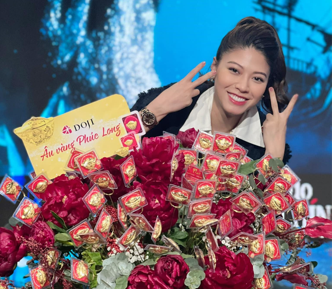 BTV Ngọc Trinh 'chơi lớn' mang bó hoa hơn 7 tỷ đồng lên sóng VTV