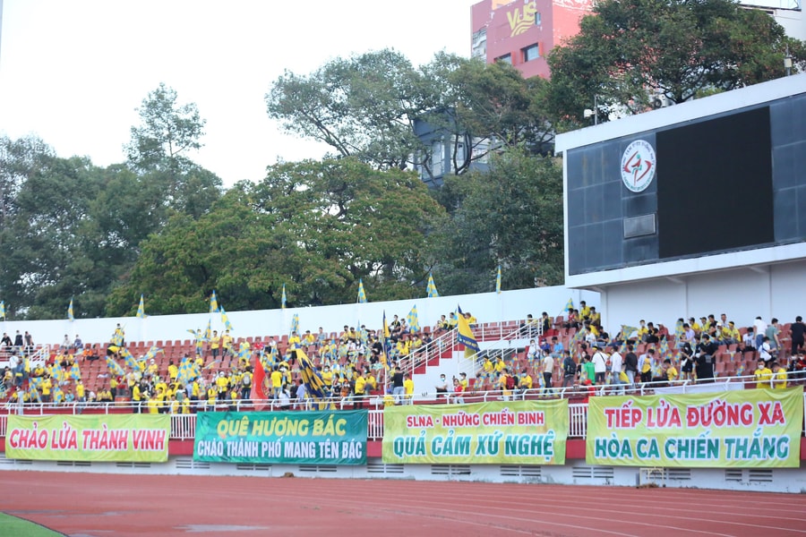 CĐV xứ Nghệ 'nhuộm vàng' sân Thống Nhất