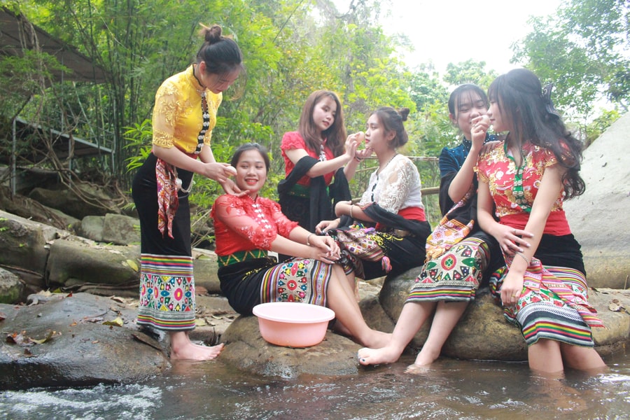 Phong tục dùng trứng gà rửa mặt của thiếu nữ Thái sau tiếng sấm đầu năm