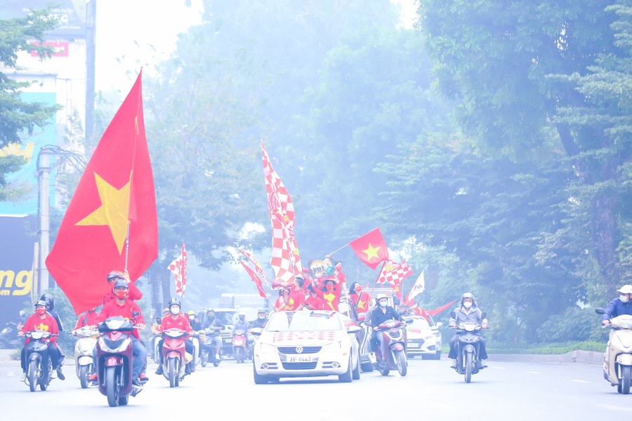 Cổ động viên Việt Nam diễu hành 'tiếp lửa' tuyển Việt Nam đấu Oman