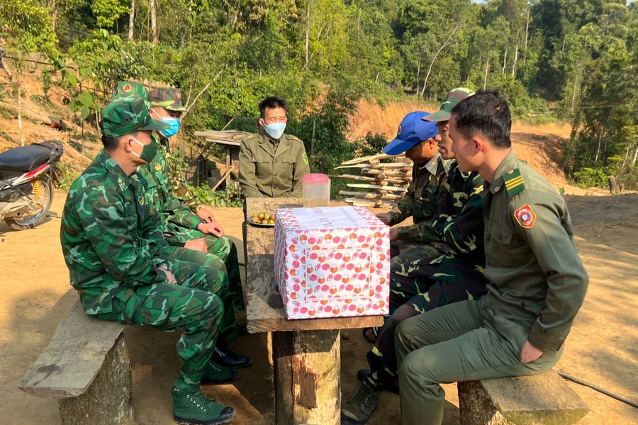 Đồn Biên phòng Nhôn Mai chúc Tết Bunpimay các đơn vị, nhân dân khu vực biên giới nước bạn Lào