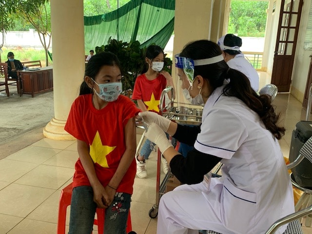 Thị xã Thái Hòa và Quế Phong tiêm phòng cho trẻ từ 5 đến 11 tuổi