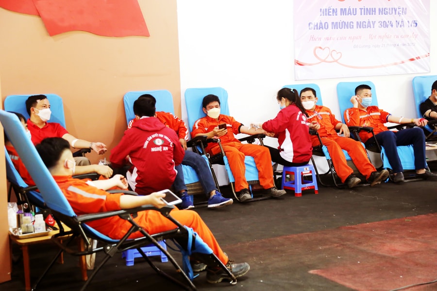 Cán bộ, công nhân Công ty CP Xi măng Sông Lam hiến máu tình nguyện