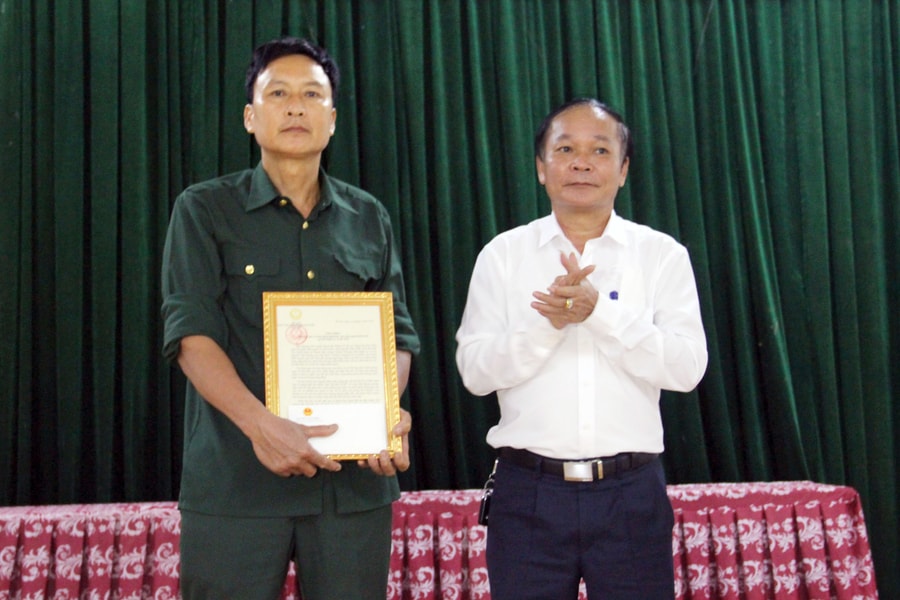 Trao Thư khen của Chủ tịch nước, Bằng khen của UBND tỉnh cho Chủ tịch Hội CCB xã cứu người đuối nước
