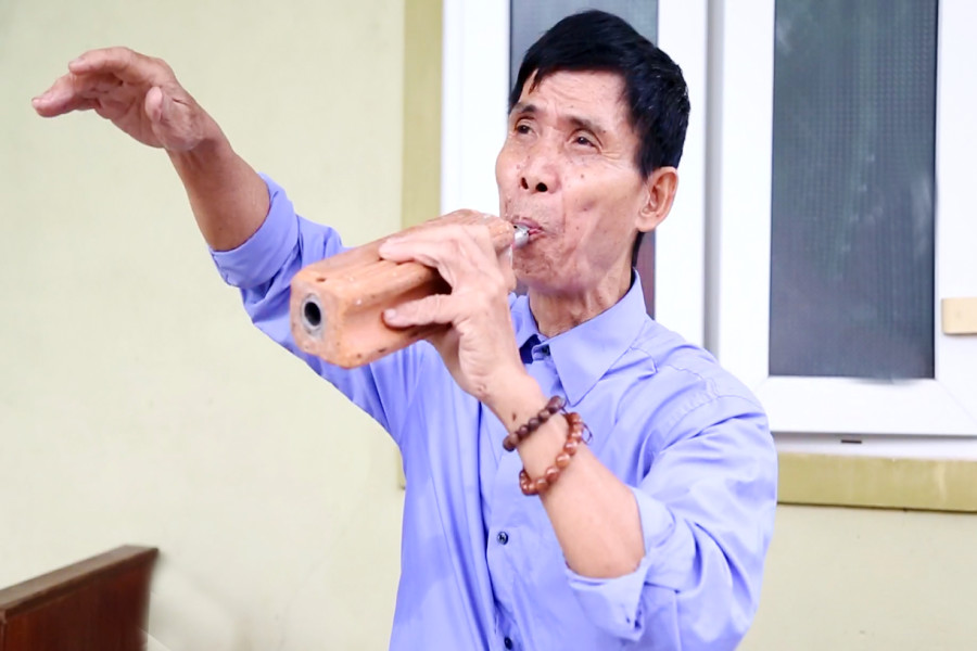 Cựu binh người Nghệ dùng gạch, vỏ ốc và ấm nước chế tác nhạc cụ độc đáo