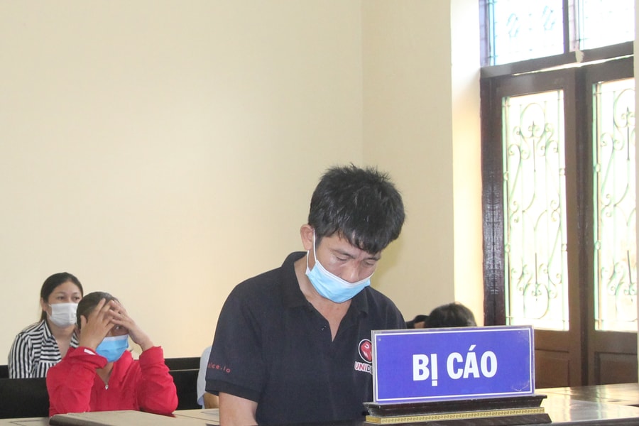 Anh dùng dao đâm em ruột vì bó ngọn mía