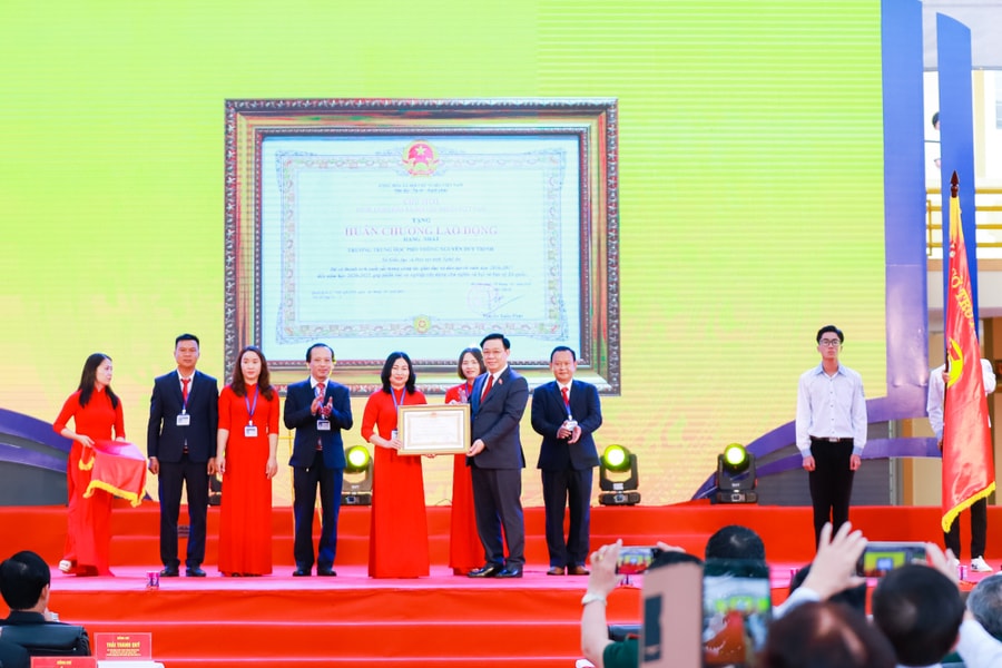 Trường THPT Nguyễn Duy Trinh đón nhận Huân chương Lao động hạng Nhất
