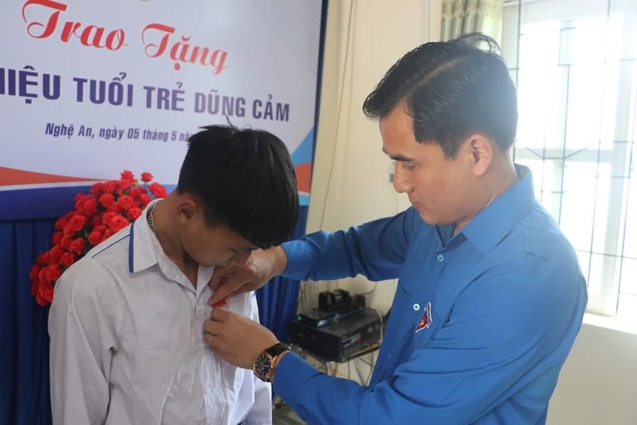 Trao tặng Huy hiệu 'Tuổi trẻ dũng cảm' cho nam sinh cứu người đuối nước