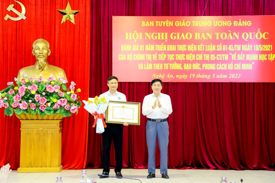 Tăng cường học tập và làm theo Bác, gắn với xây dựng, chỉnh đốn Đảng