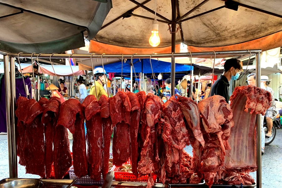 Giá bò hơi ‘chạm đáy’, giá thịt bò vẫn cao