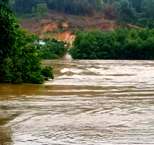 Nghệ An: Mưa lớn bất thường, giao thông chia cắt, một số nơi bị cô lập 