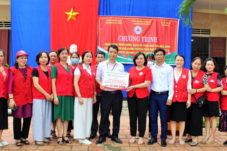 Tặng công trình nước sạch và quà cho học sinh huyện Quỳnh Lưu  ​