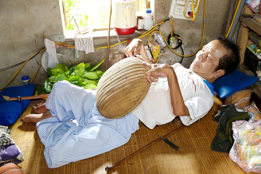 Nghị lực của người đàn ông gần 50 năm 'nằm ngửa nhìn lên mái nhà'