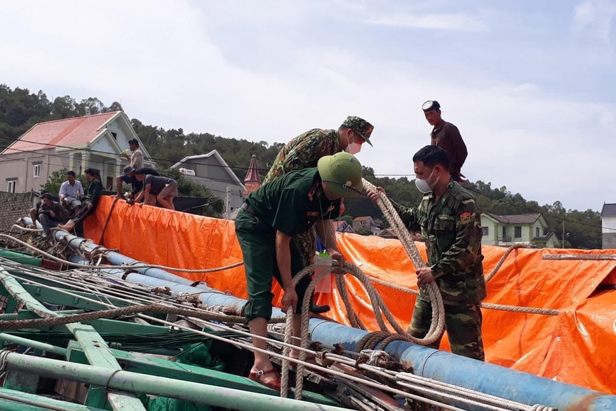 Cứu nạn tàu cá bị lật nghiêng trên biển