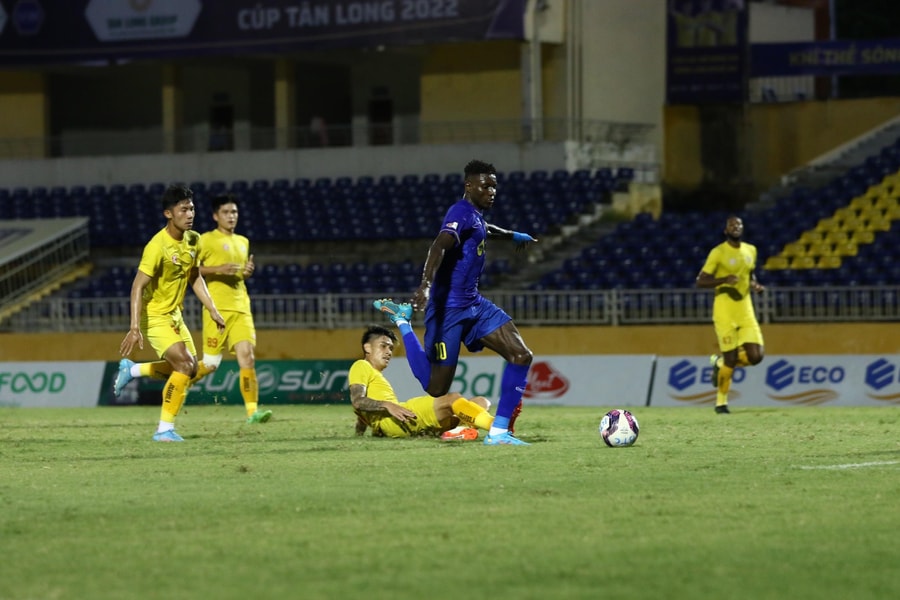 Olaha lập hat-trick, SLNA thắng đậm Đông Á Thanh Hoá