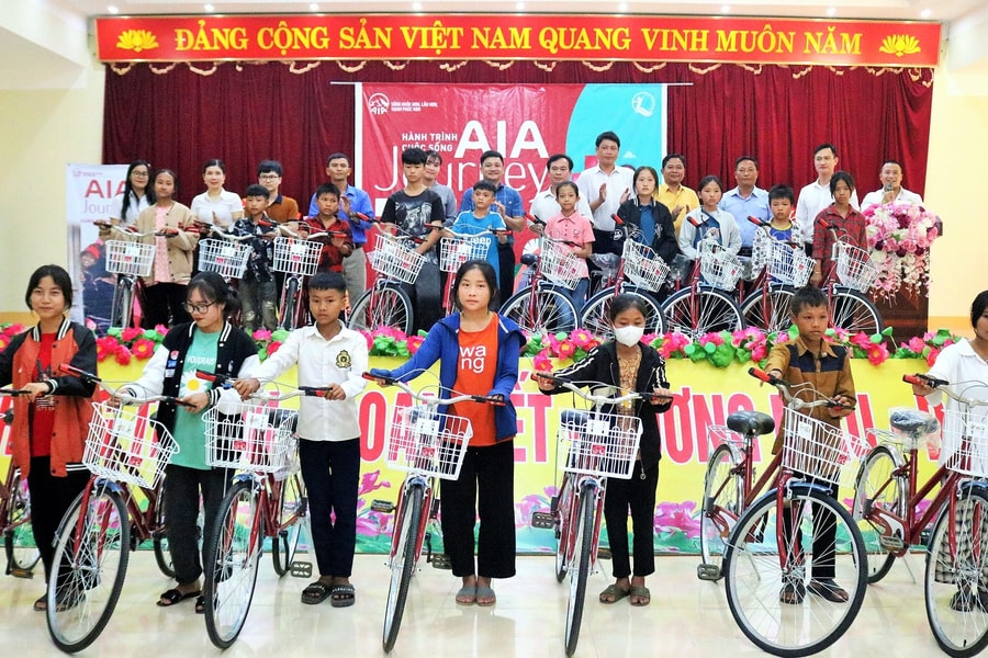 Trao 20 xe đạp cho học sinh nghèo vùng cao Kỳ Sơn