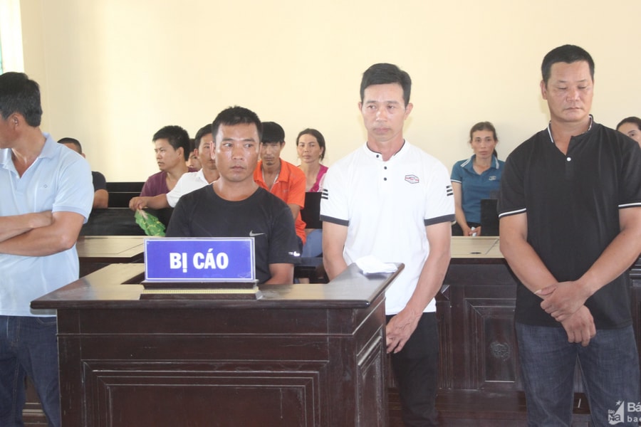 Sang nhà hàng xóm đánh bài ăn tiền, 4 ‘con bạc’ lĩnh án tù