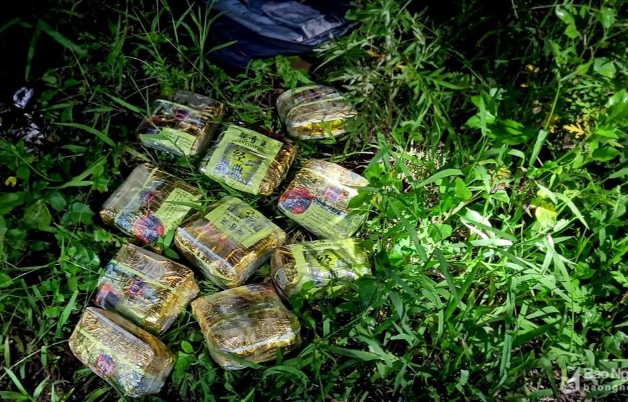 Truy tìm nhóm đối tượng bỏ lại 10kg ma tuý trốn trong rừng