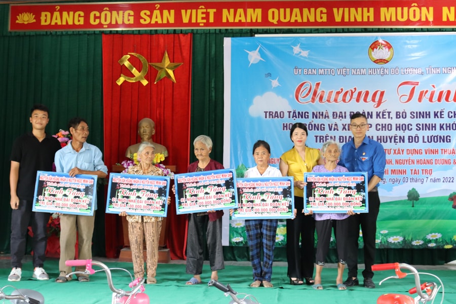 Trao hơn 800 triệu đồng cho hộ nghèo, học sinh có hoàn cảnh khó khăn ở Đô Lương 
