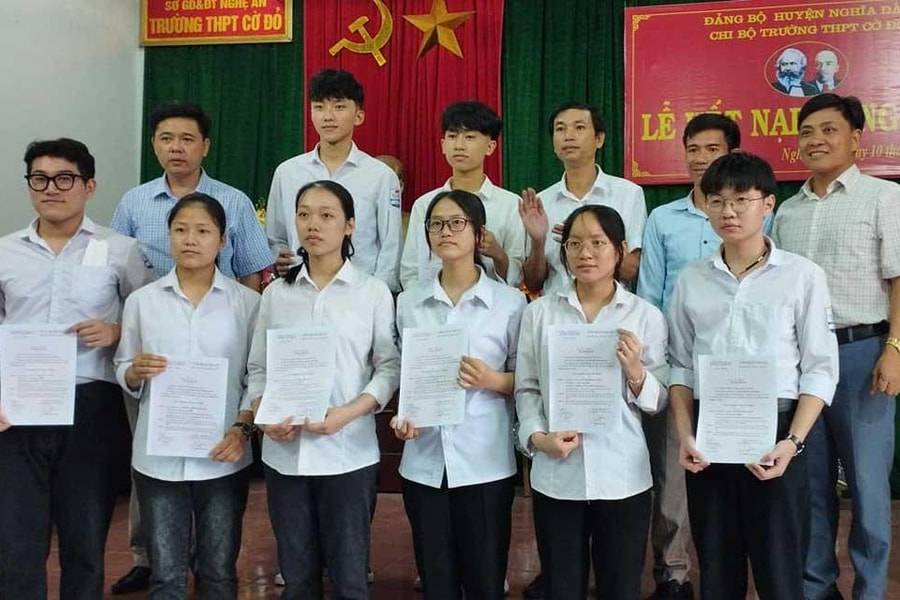 Nghĩa Đàn: Tổ chức Lễ kết nạp đảng viên trong trường học 